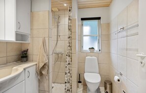 Shower - Gorgeous home in Otterup with WiFi (Otterup)