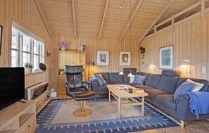 Smart TV, fireplace - Gorgeous home in Otterup with WiFi (Otterup)