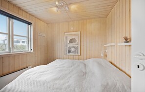 4 bedrooms, travel cot, free WiFi - Gorgeous home in Otterup with WiFi (Otterup)