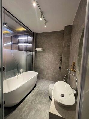 Deluxe kamer, uitzicht op stad | Badkamer