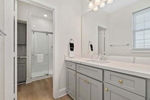 Shower, towels - Sunny Beachside Bungalow #6 Steps from the Sand in Galveston (Galveston)