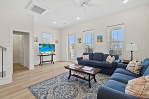Smart TV - Sunny Beachside Bungalow #6 Steps from the Sand in Galveston (Galveston)