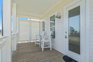 Terrace/patio - Sunny Beachside Bungalow #8 Steps from the Sand in Galveston (Galveston)
