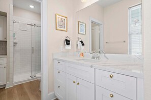 Shower, towels - Sunny Beachside Bungalow #10 Steps from the Sand in Galveston (Galveston)