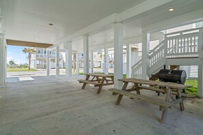 Outdoor dining - Sunny Beachside Bungalow #10 Steps from the Sand in Galveston (Galveston)