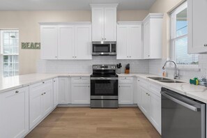 Fridge, microwave, oven, stovetop - Sunny Beachside Bungalow #3 Steps from the Sand in Galveston (Galveston)