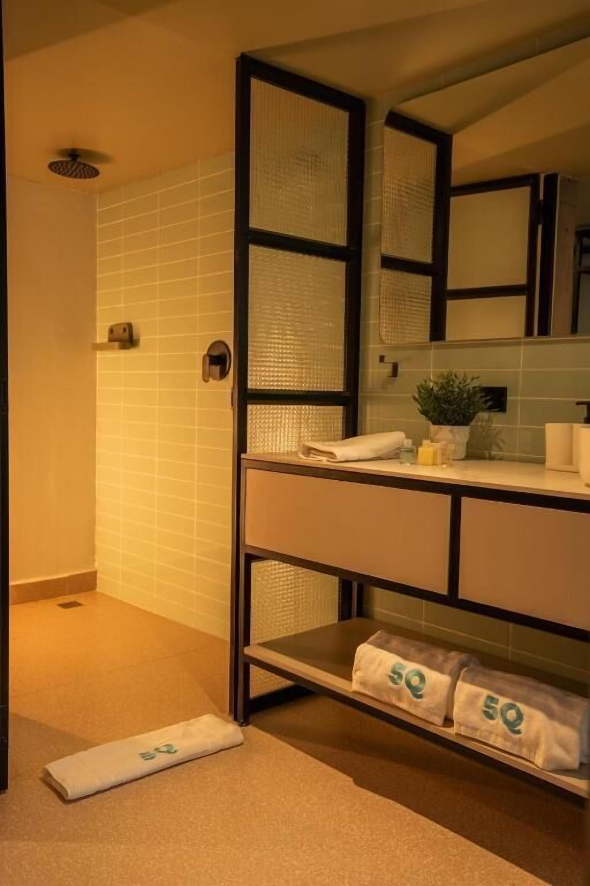 Estudio, balcón, vistas a la ciudad | Baño | Ducha, artículos de higiene personal gratuitos y secador de pelo