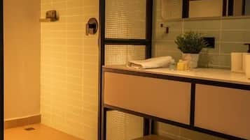 Estudio, balcón, vistas a la ciudad | Baño | Ducha, artículos de higiene personal gratuitos y secador de pelo