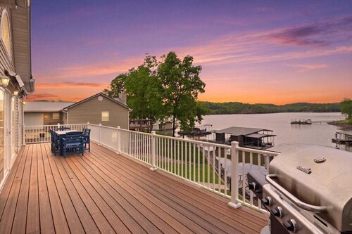 Private Cove Dock, PWC Lifts, Huge Deck & Family Fun
