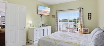 Private Cove Dock, PWC Lifts, Huge Deck & Family Fun