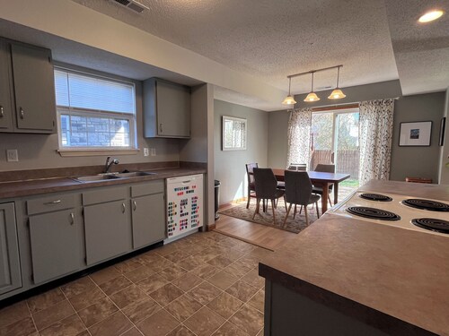 Wonderful 3-bedroom home in Indianapolis! With brand new flooring and carpet!