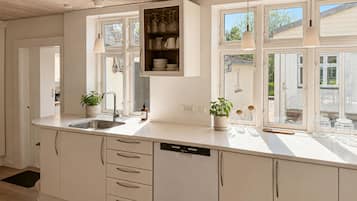 Geladeira, micro-ondas, cooktop, lava-louças