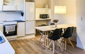 Frigorífico, microondas, placa de cocina y lavavajillas