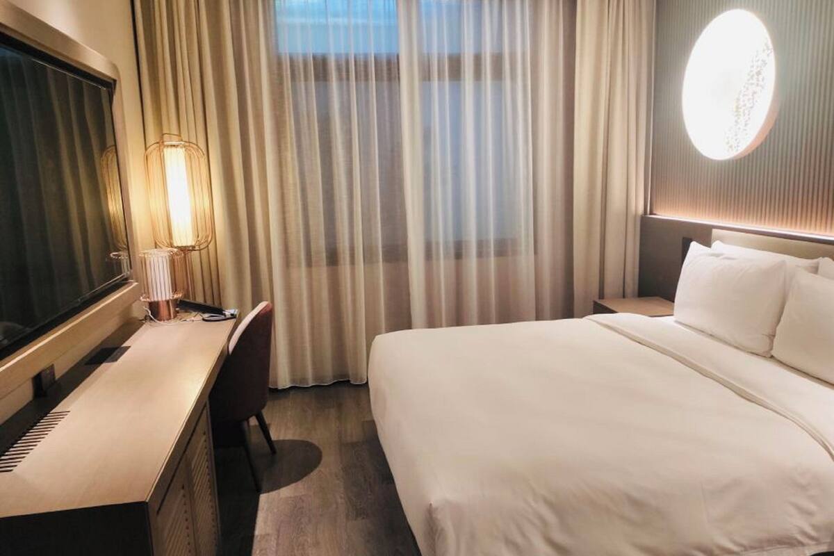 Room | Peralatan tempat tidur hipoalergenik, busa memori, bar mini percuma 