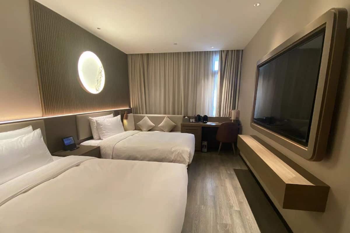 Double or Twin Room | Peralatan tempat tidur hipoalergenik, busa memori, bar mini percuma 