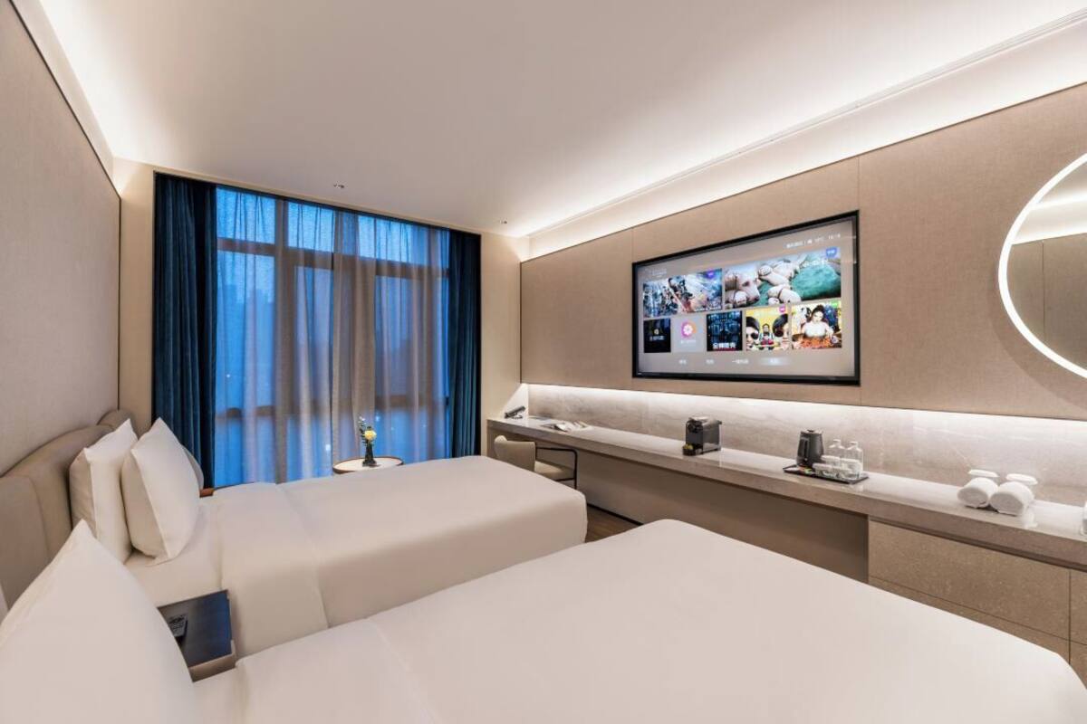 Deluxe Twin Room, City View | Peralatan tempat tidur hipoalergenik, busa memori, bar mini percuma 