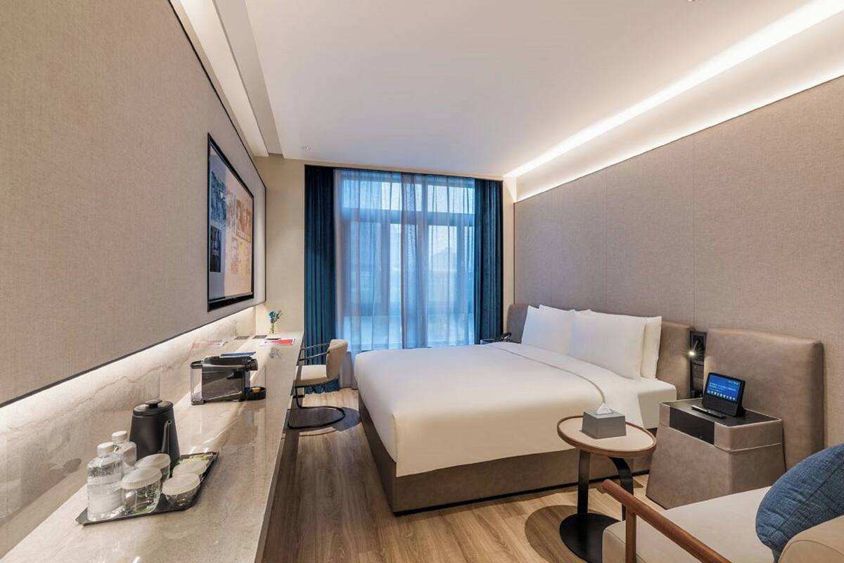 Deluxe Double Room, City View | Peralatan tempat tidur hipoalergenik, busa memori, bar mini percuma 