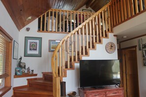 Interior - 2 bedroom 2 bath cozy cabin on 40 acres in Fairplay. (Fairplay)