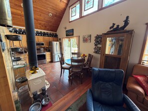 Living area - 2 bedroom 2 bath cozy cabin on 40 acres in Fairplay. (Fairplay)