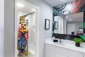 Eco-friendly toiletries, hair dryer, towels, soap - Your Montrose Studios Sleeps 80/40BR/40BA/30PA (Houston)