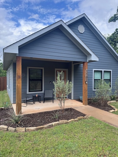 Fabulous new modern 3-bedroom house near historic downtown Denison