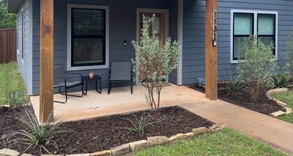 Fabulous new modern 3-bedroom house near historic downtown Denison