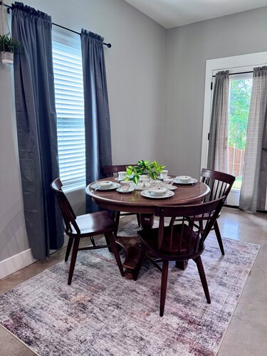 Fabulous new modern 3-bedroom house near historic downtown Denison