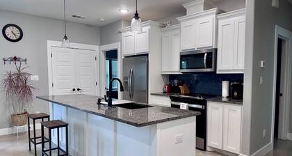 Fabulous new modern 3-bedroom house near historic downtown Denison