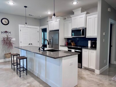 Fabulous new modern 3-bedroom house near historic downtown Denison