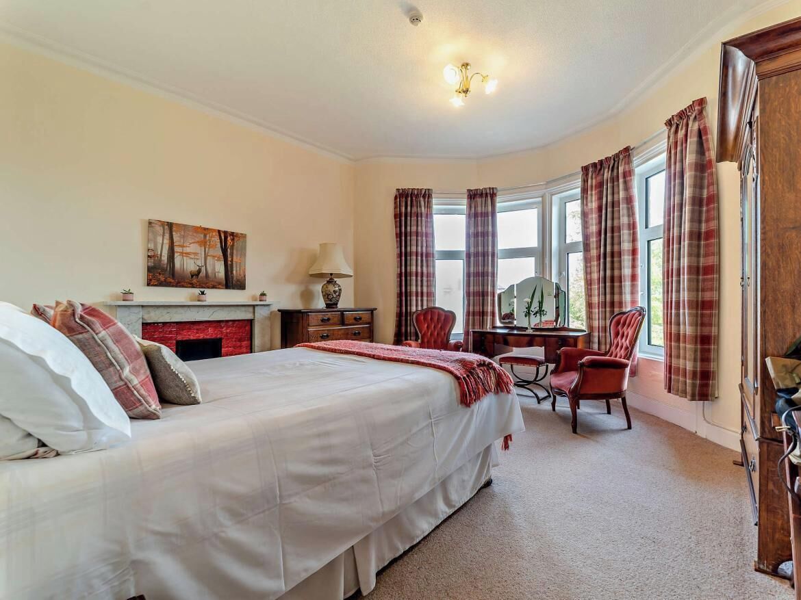 7 bedrooms, iron/ironing board, WiFi, bed sheets