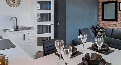 Modern Apartment - Sleeps 4 - Centrally located