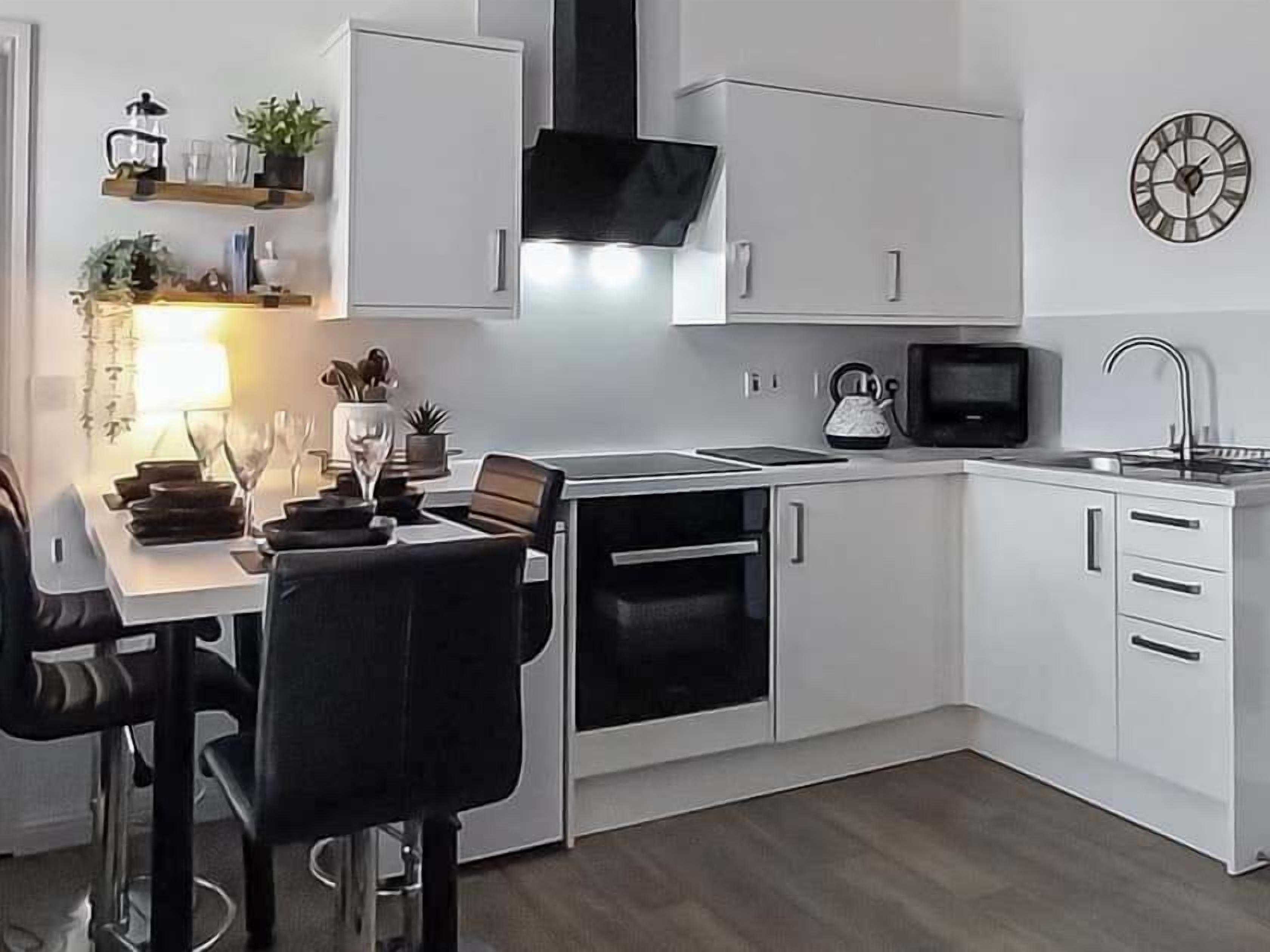 Een koelkast, een microgolfoven, een oven, een kookplaat