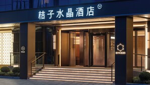 Ein Hotel Eingang mit Schacht, Treppe und Glastür.