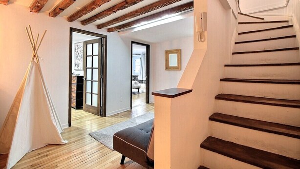 Eine Treppe mit Holzdielen und einer weißen Wand.