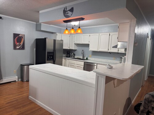 Central Fairbanks 3BR/2BA,  King Bed,  Sleeps 6, Free Laundry