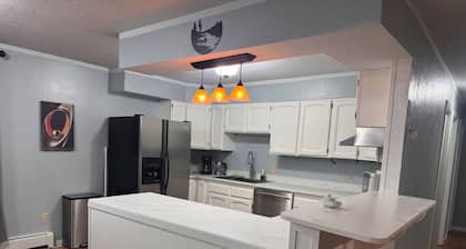 Central Fairbanks 3BR/2BA, King Bed, Sleeps 6, Free Laundry