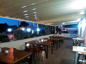 Outdoor dining - Hotel Las Canteras de Puerto Real (Puerto Real)