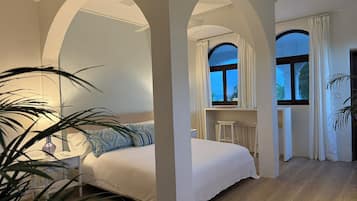 Une chambre à coucher avec un lit, un bureau et une fenêtre avec des rideaux.