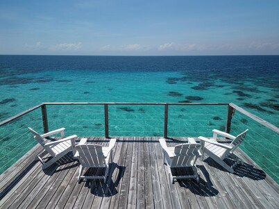 Beachfront King Studio - Private Beach • Restaurant • Kayaks