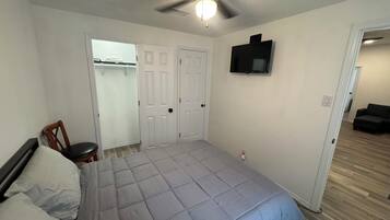 2 habitaciones, tabla de planchar con plancha, wifi y ropa de cama