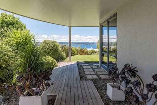 Luxury Lakeview Studio-Acacia Bay