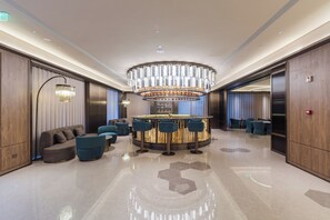 A modern lobby with a bar area, seating, and a large chandelier. - Crystal Orange Hotel Pudong Airport (Shanghai)