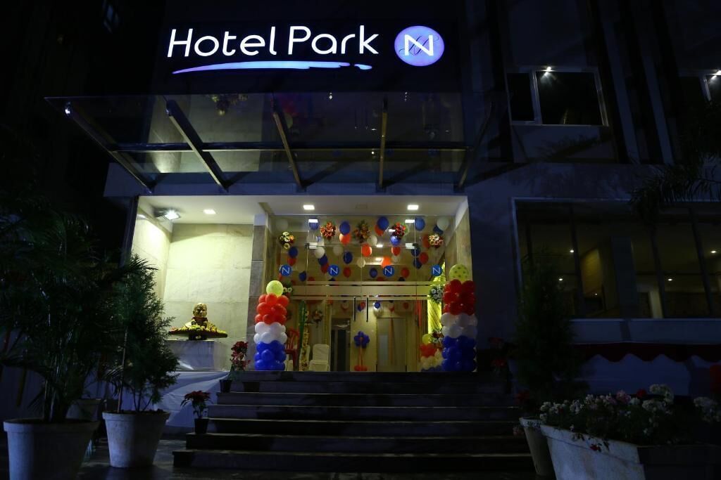 Hotel Park with a glass entrance, steps leading up to the door, and a sign above.