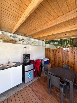 Outdoor dining - Violeta Breeze Retreat-3BDR-spacious with pool-Noord-Boroncana (Noord)