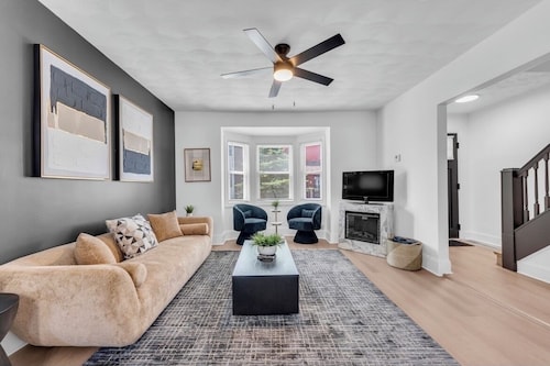 Sleek & Spacious 3BR Near CLE Clinic + Downtown CLE