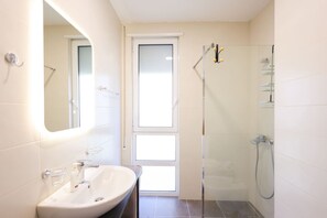House - Sanpietro Vacation Apartment 050 (Ishëm)