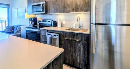 2BR Downtown Condo - By Saddledome - Free Parking