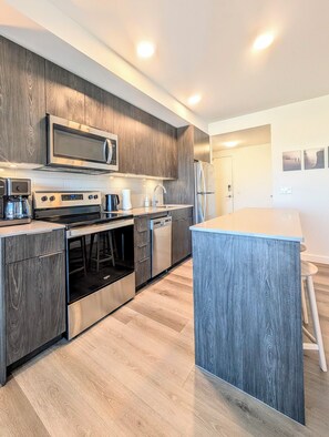 Fridge, microwave, oven, stovetop - 2BR Downtown Condo - By Saddledome - Free Parking (Calgary)