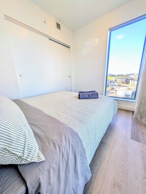 2 bedrooms, free WiFi, bed sheets, wheelchair access - 2BR Downtown Condo - By Saddledome - Free Parking (Calgary)