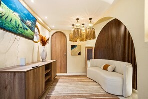 TV, offices - Getsemani Rooftop Pool Paradise - Luxury 5BR (Cartagena de Indias)